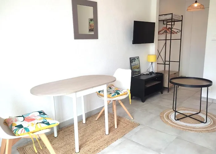 Bright 8 Minutes Walk From The Apartamento