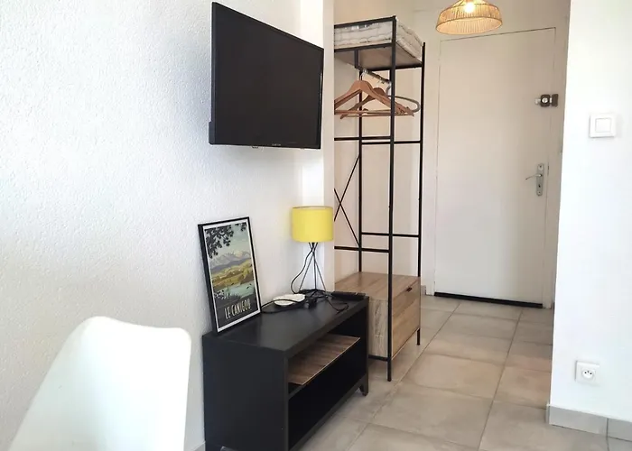 Bright 8 Minutes Walk From The Apartamento