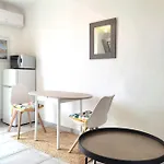 Bright 8 Minutes Walk From The Апартаменты