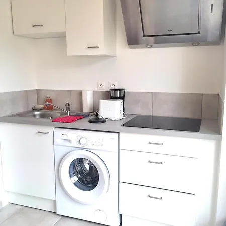 Apartment Bright 8 Minutes Walk From The