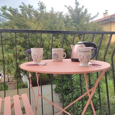 Bright 8 Minutes Walk From The Apartment