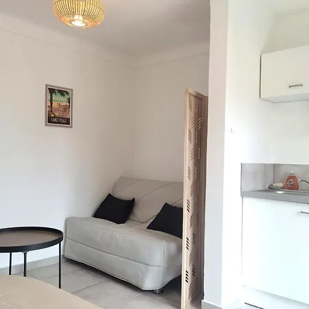 Bright 8 Minutes Walk From The * 카네트