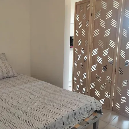 Bright 8 Minutes Walk From The 아파트 카네트