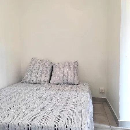 아파트 Bright 8 Minutes Walk From The 카네트