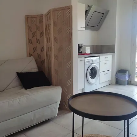 Bright 8 Minutes Walk From The Appartement *