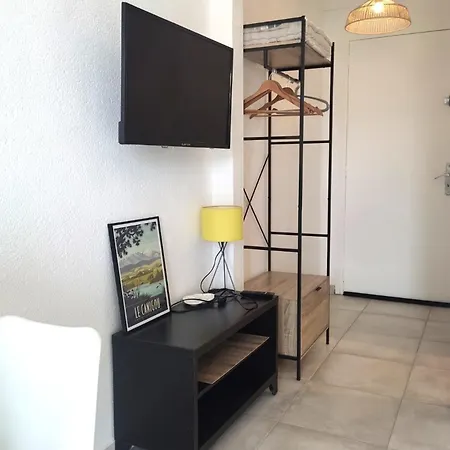 Bright 8 Minutes Walk From The Appartement