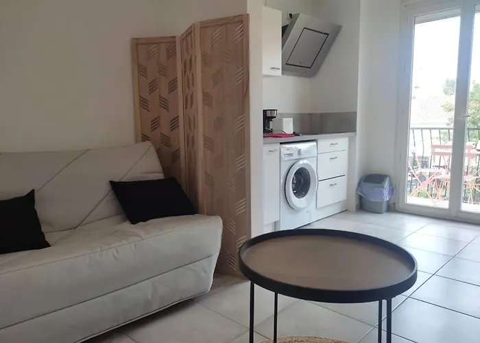 Bright 8 Minutes Walk From The 公寓 卡内