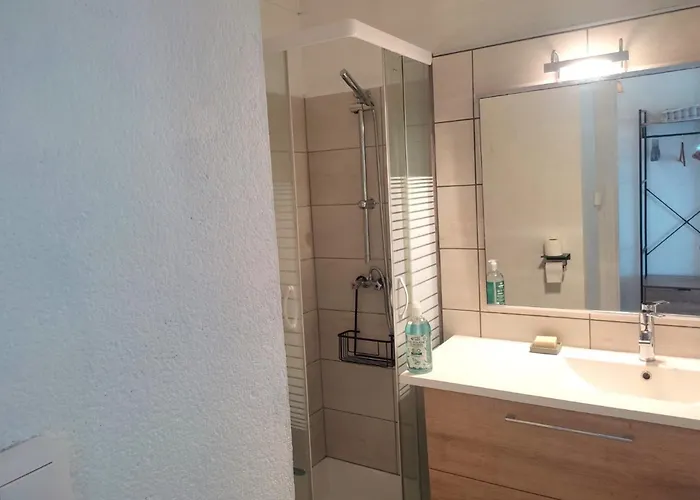 Bright 8 Minutes Walk From The 卡内