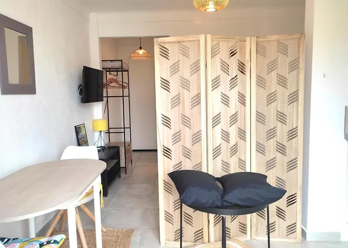 דירה Bright 8 Minutes Walk From The *
